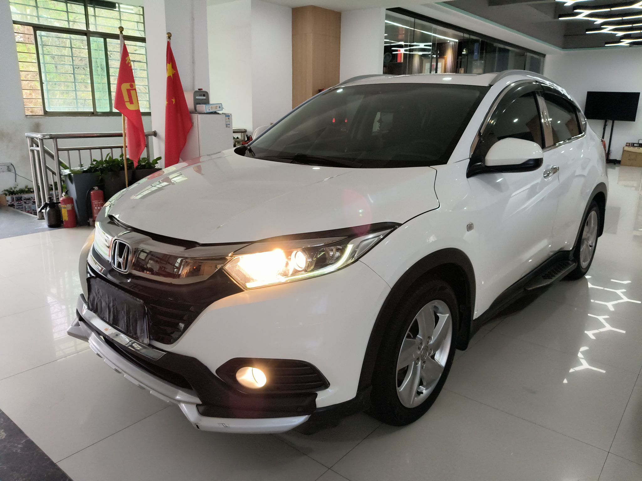 Под передней частью автомобиля