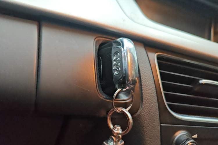 Used Audi A4L 2012 2.0 TFSI automatic standard version
