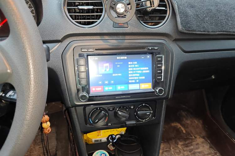 Used Volkswagen Jetta 2015 1.4L Manual Fashion Model Audio And AC Panel