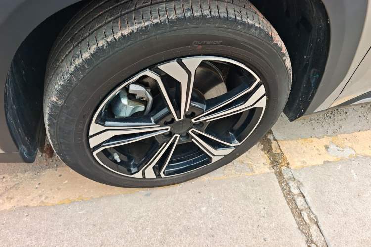 Used Geely Galaxy L7 2025 EM-i 115km Exploration+ Edition Left Front Wheel Hub