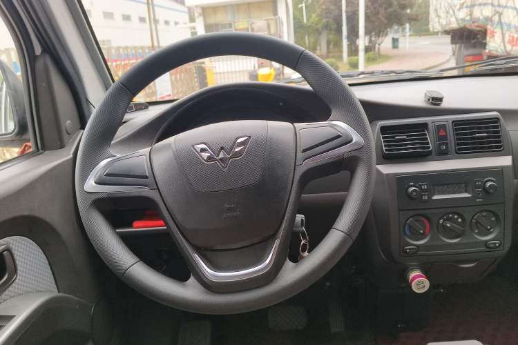 Used Wuling Rongguang EV 2022 Base Model Enclosed-Window Vehicle with 5 Seats Powered by Penghui Battery