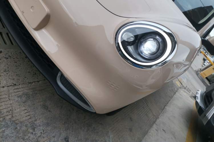 Used ORA Good Cat 2022 Morandi Edition 400km Standard Range Luxury Version Lithium Iron Phosphate Left Front Headlight