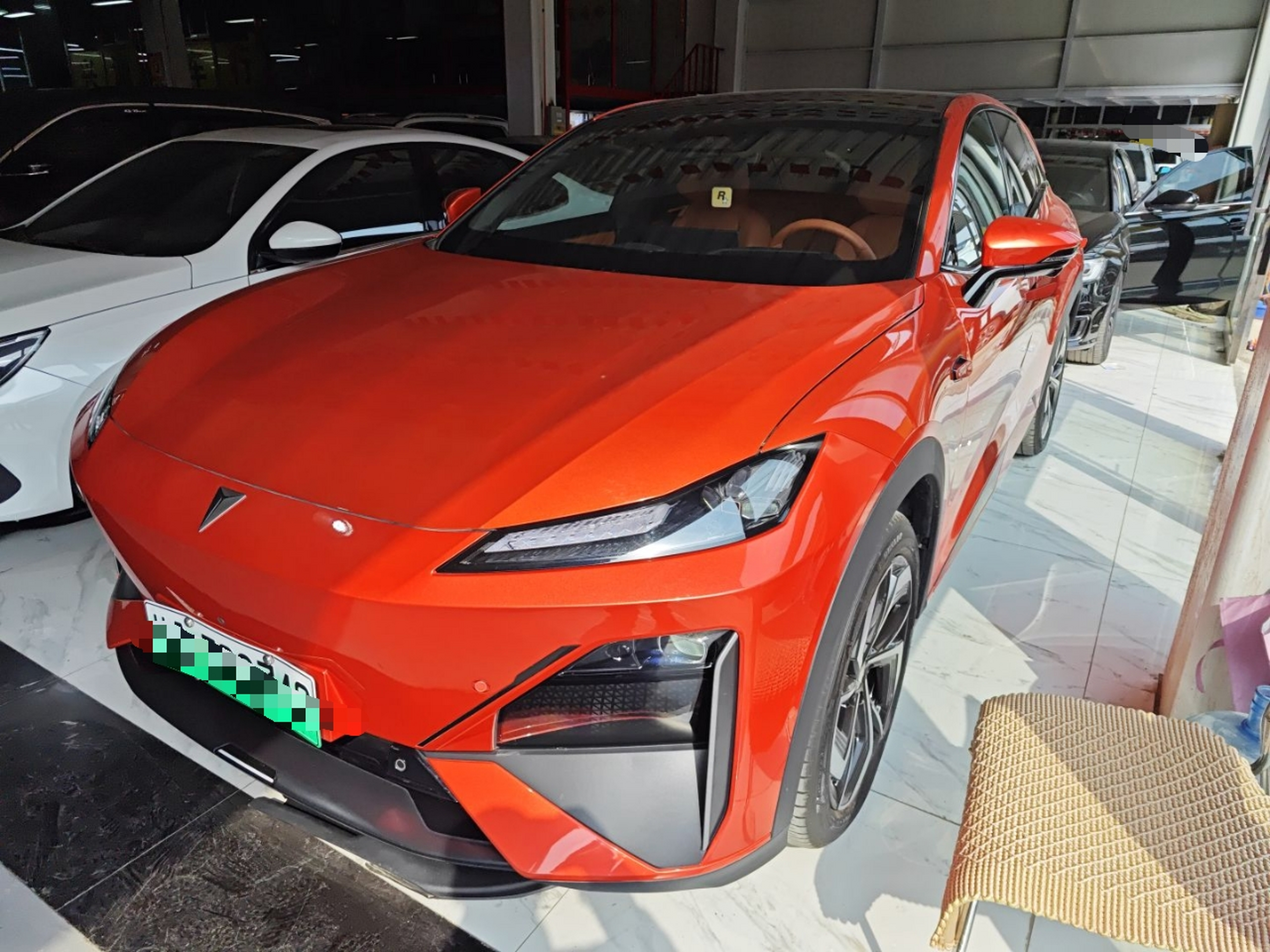 تحت مقدمة السيارة