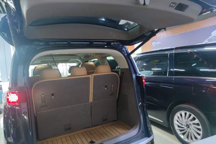 Used Denza D9 2022 DM-i 945 Luxury Model

