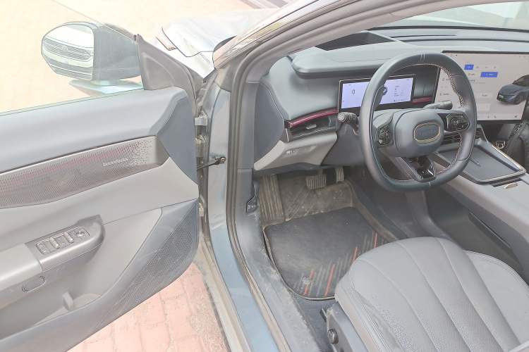 Used Lynk & Co 07 2024 EM-P 126 Long-Range Ultra Driver Seat