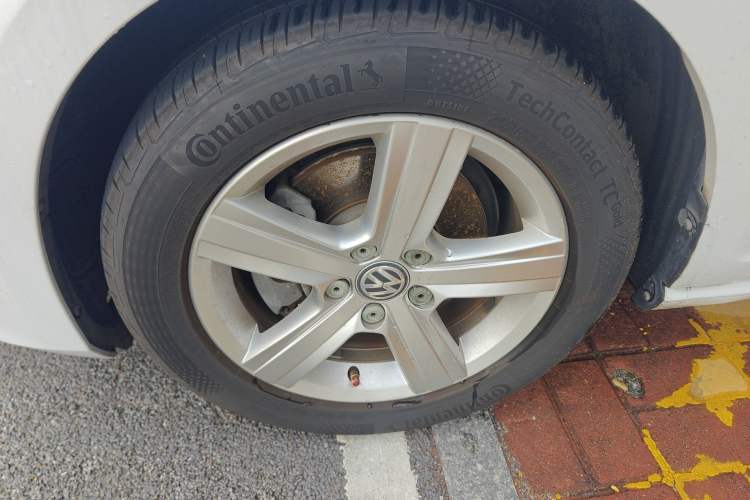 Used Volkswagen Golf 2014 1.6L Automatic Comfort Model Left Front Wheel Hub