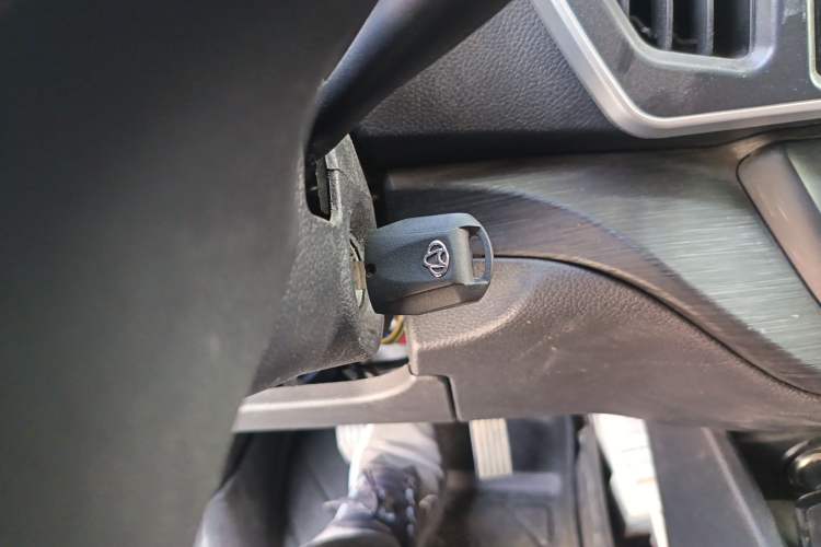 Used CHANGAN KAICHENG Ruixing EM60 2025 Passenger Version Comfort Edition 6 Seats 300 km Range Side-Hinged Doors Vehicle Key