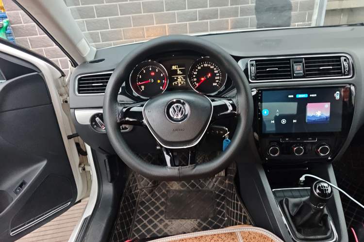 Used Volkswagen Sagitar 2015 1.6L Manual Comfort Model Steering Wheel