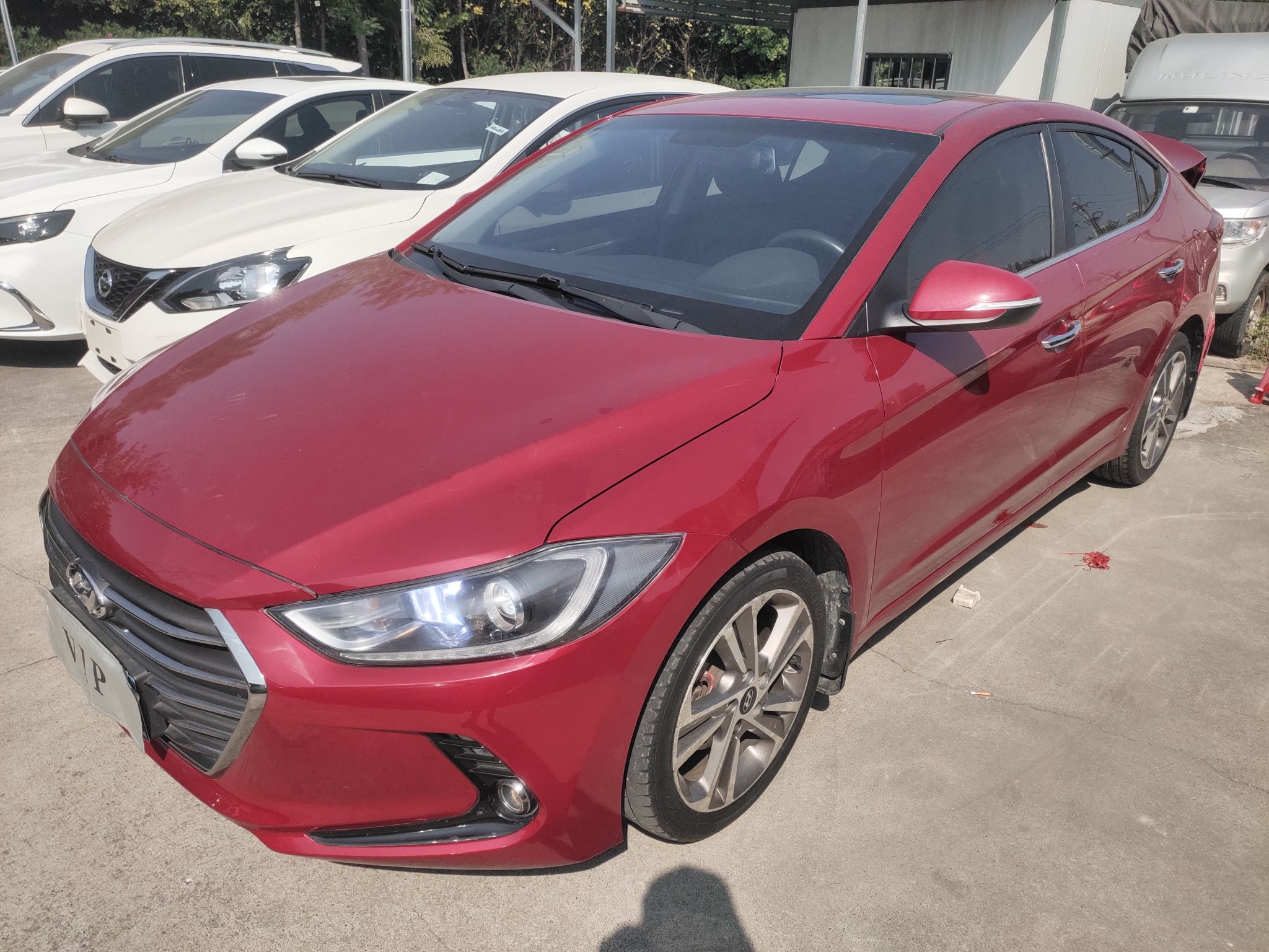 Под передней частью автомобиля