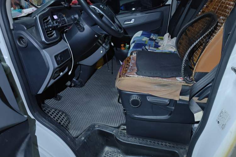 Used SAIC MAXUS Xintu V80 2021 2.0T AMT Classic Aoyuntong 127 PS Mid-axle Mid-roof 6/7/8/9-Seater
