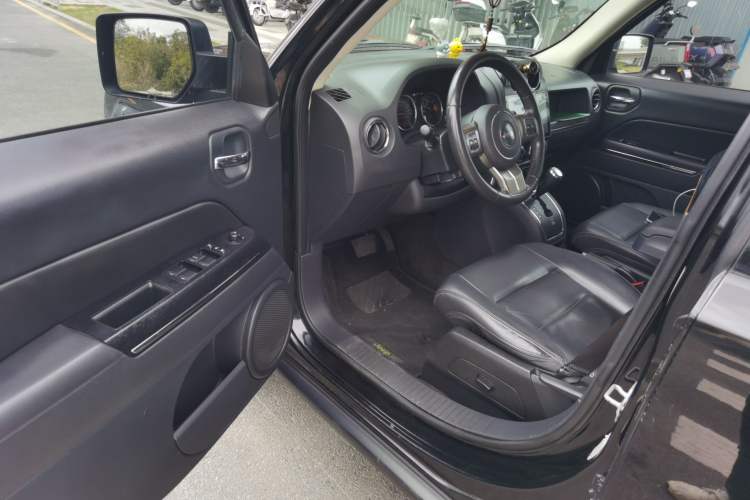 Used Jeep Patriot 2014 2.4L Luxury Navigation Edition Driver Seat