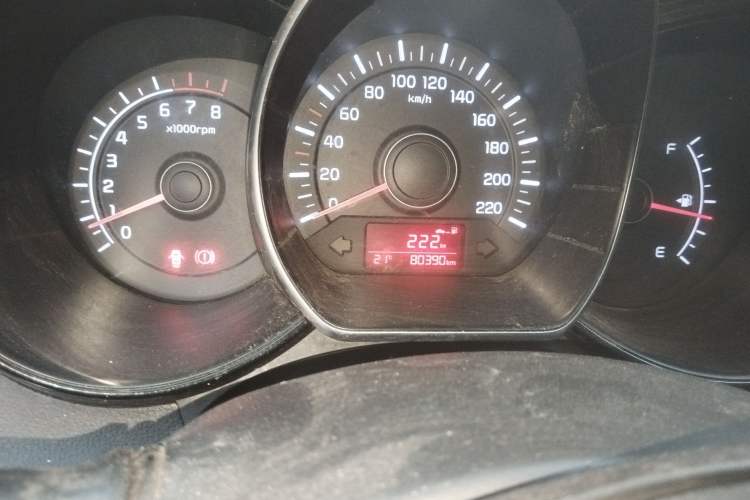 Used Kia K2 2015 Sedan 1.4L MT GLS Odometer Close Up