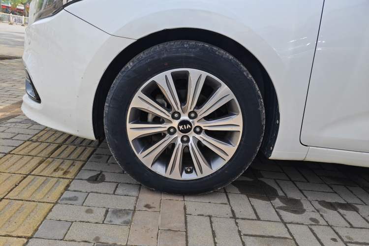 Used Kia K4 2014 1.8L Automatic DLX Left Front Wheel Hub