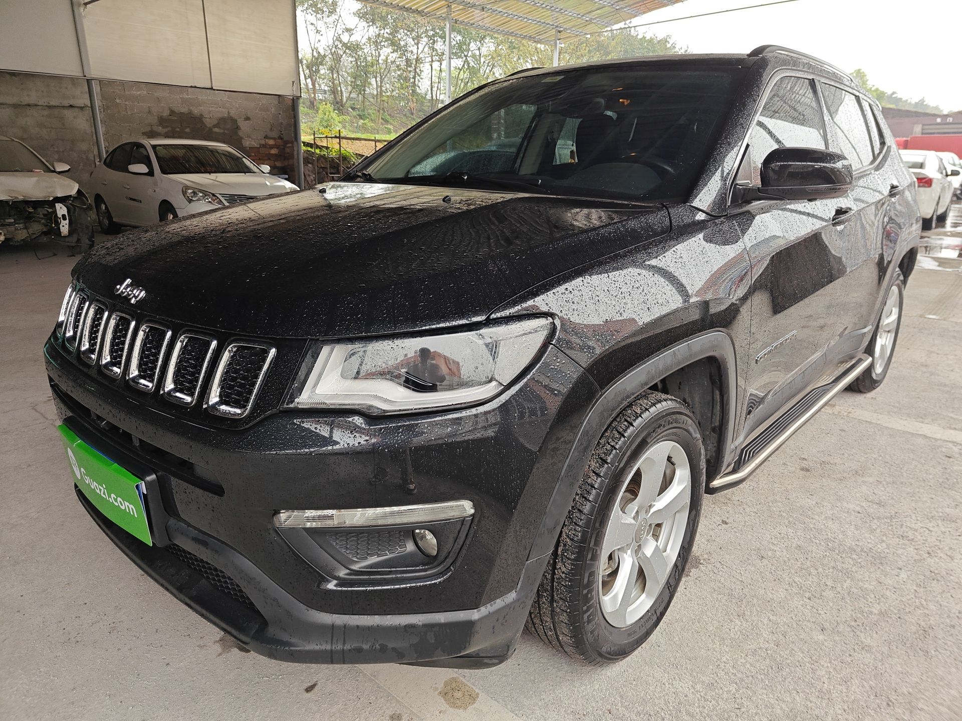 Под передней частью автомобиля