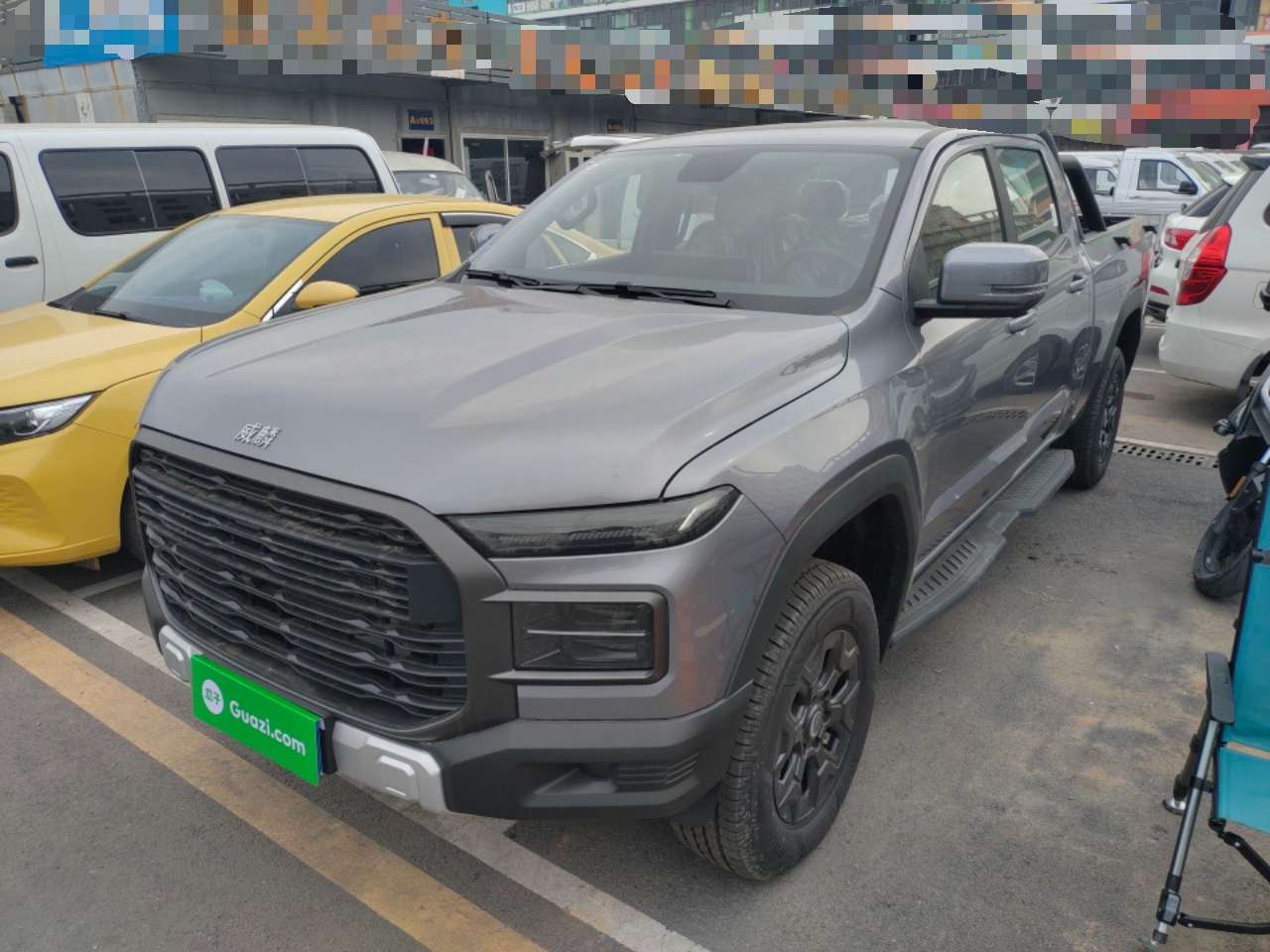 تحت مقدمة السيارة