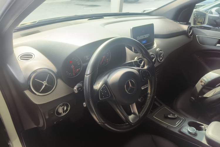 Used Mercedes-Benz B-Class 2015 B 200 Fashion Model Center Console