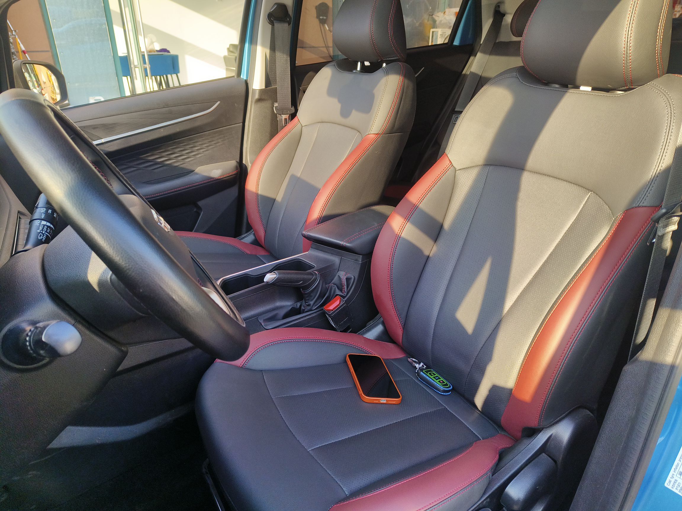 المقاعد الأمامية داخل السيارة