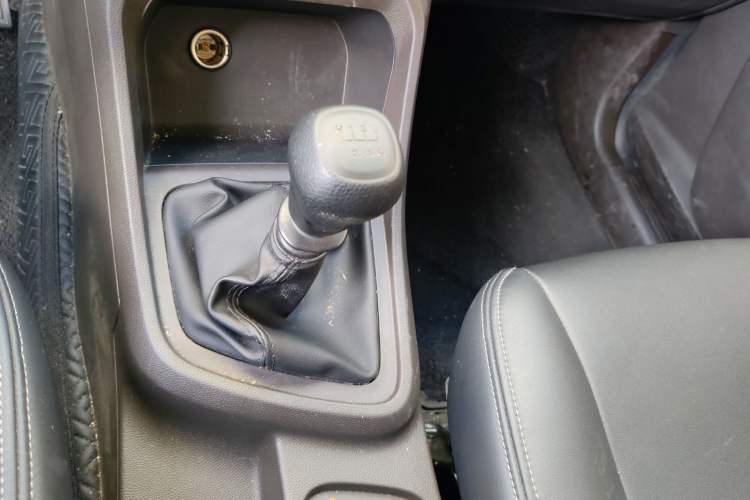 Used Wuling Hongguang V 2022 1.5L Jingqu Edition Enclosed-Window Vehicle with Electric Power Steering LAR
