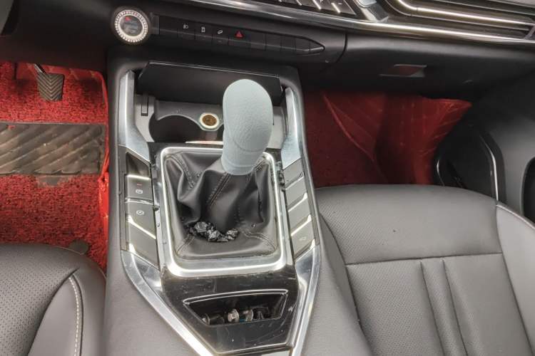 Used Zotye T500 2018 1.5T Manual Luxury Model Gear Lever