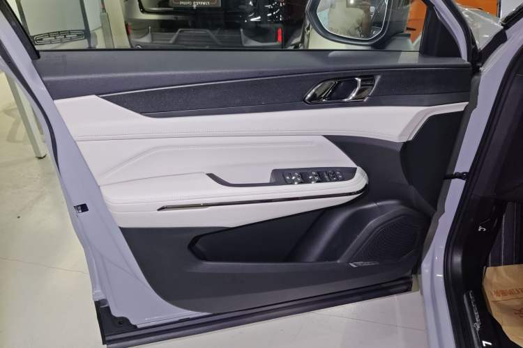 Used Lynk & Co 01 EM-P 2023 1.5TD EM-P Dawn Edition