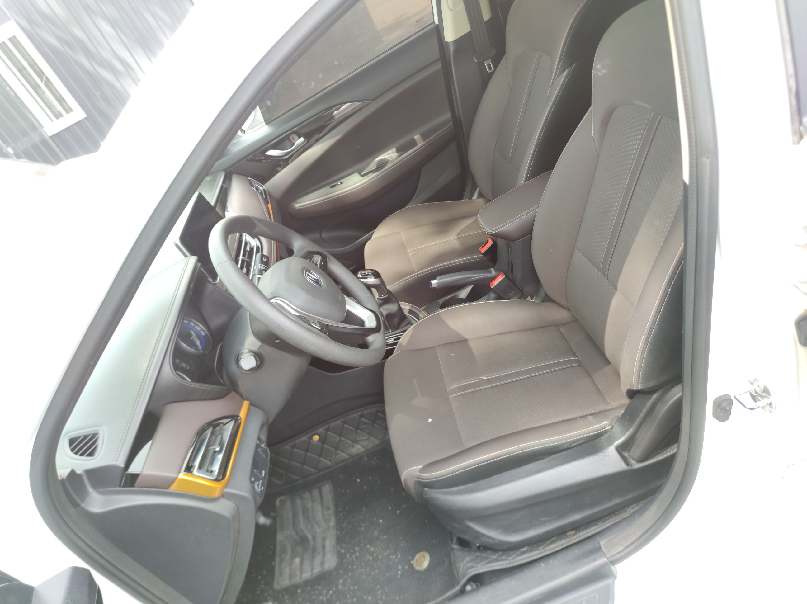 Переднее сиденье в автомобиле