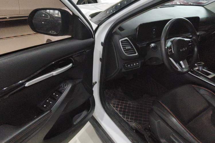 Used Kia Seltos 2023 1.5L CVT Luxury Edition Driver Seat