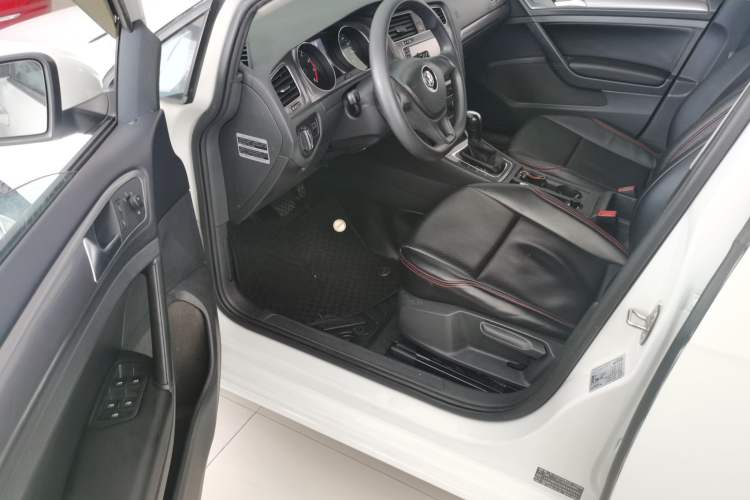 Used Volkswagen Golf 2016 1.6L Automatic Fashion Model Driver Seat