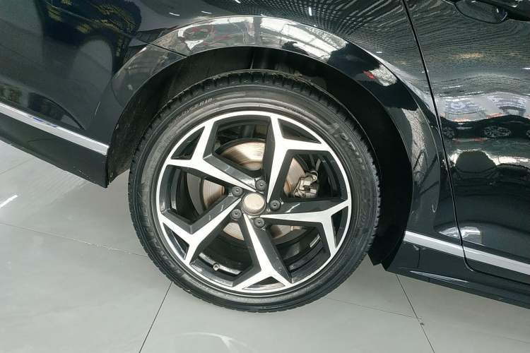 Used Volkswagen Magotan 2023 2 Million Units Commemorative Edition 330TSI DSG Luxury Version Right Rear Wheel Hub