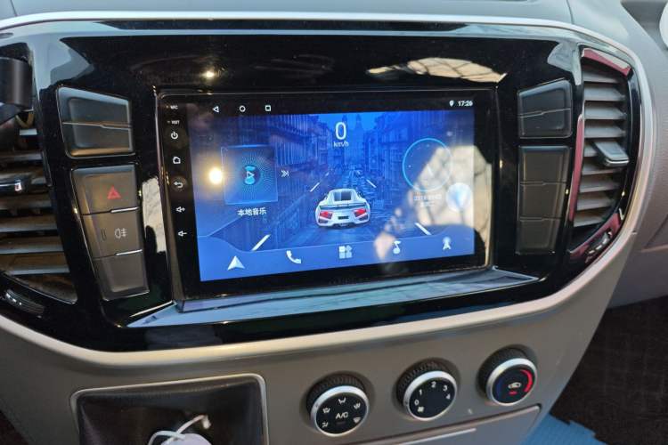 Used SAIC MAXUS Xintu V80 2019 2.5T Classic Model 6-Speed Manual Aotong Long Wheelbase Mid-Height 7-Seater Audio And AC Panel