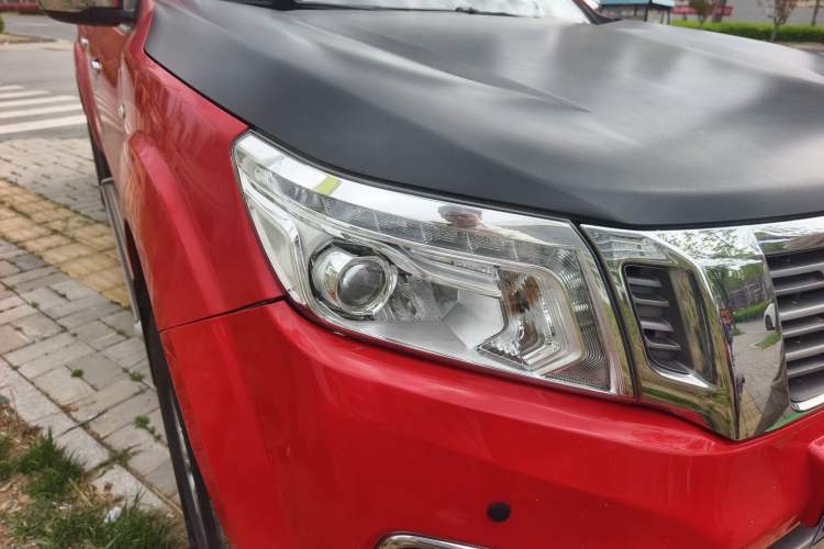 Used Nissan Navara 2017 2.5L Automatic 4x4 Luxury Edition QR25 Right Front Headlight