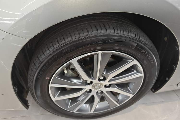 Used Lexus ES 2015 300h Comfort Edition
