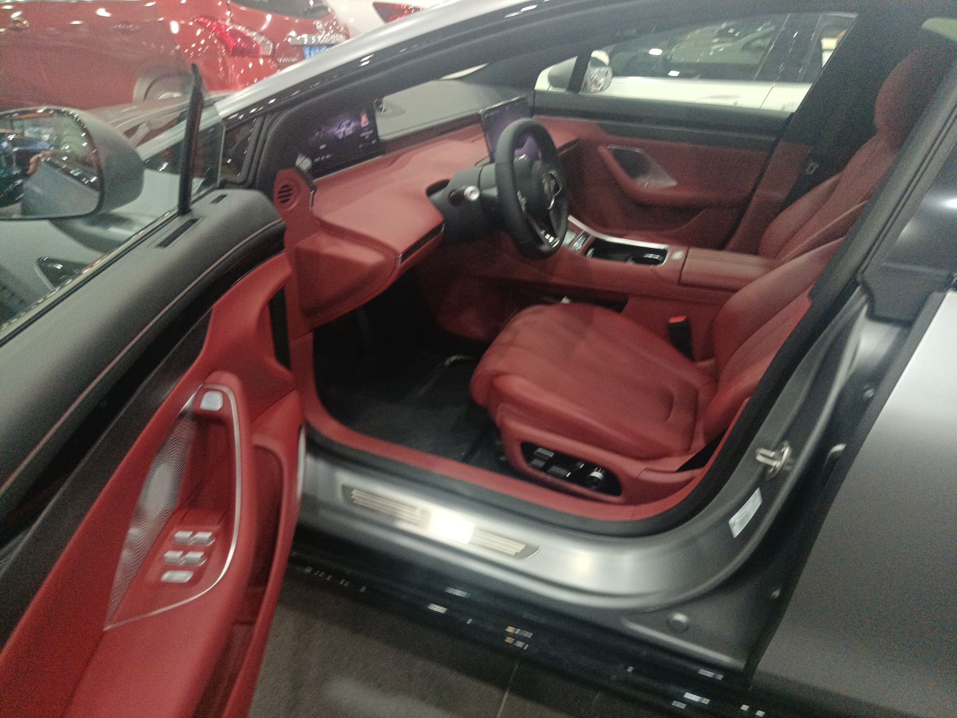 المقاعد الأمامية داخل السيارة