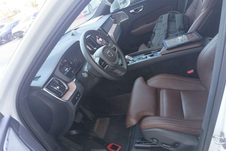 Used Volvo XC60 New Energy 2025 Plug-in Hybrid Long-Range All-Wheel Drive Smart Luxury Edition
