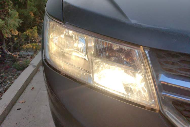 Used Dodge Journey 2013 2.4L Two-Wheel Drive Luxury Version Right Front Headlight