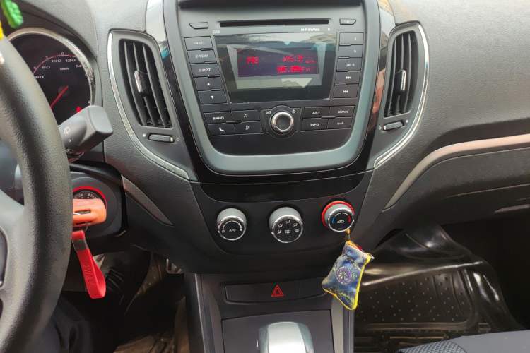 Used MG 5 2012 1.5L Automatic Luxury Edition Audio And AC Panel