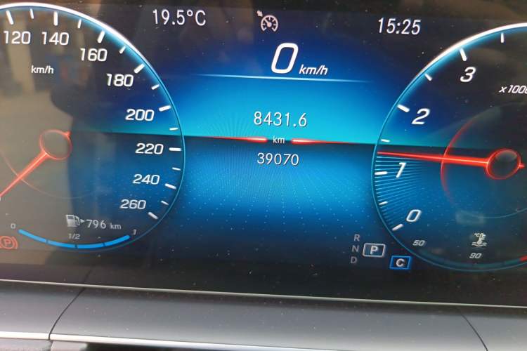 Used Mercedes-Benz GLE 2020 GLE 350 4MATIC Fashion Model Odometer Close Up