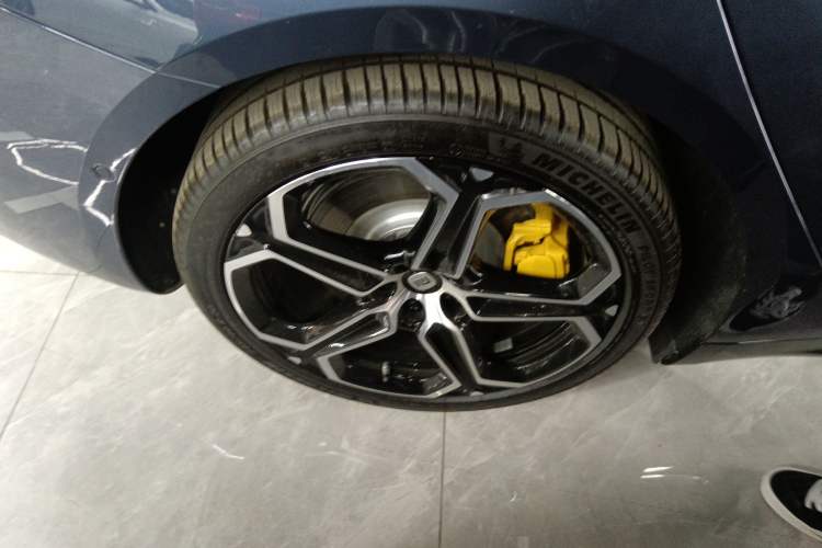 Used Xiaomi Auto SU7 2024 Rear-Drive Ultra-Long Range Advanced Pro-Level Intelligent Driving Version Right Rear Wheel Hub