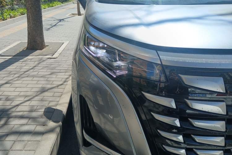 Used Denza D9 2022 DM-i 970 Four-Wheel Drive Prestige Model Right Front Headlight