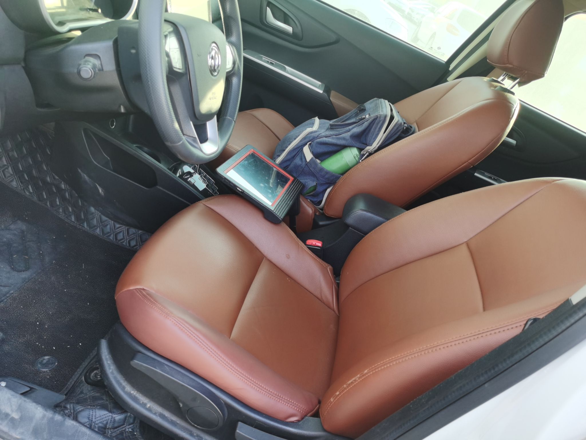 المقاعد الأمامية داخل السيارة