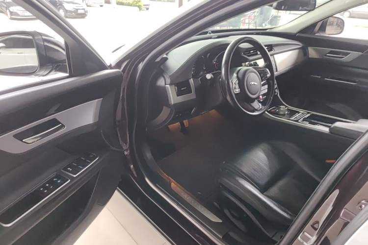 Used Jaguar XF 2016 XF 2.0T Two-Wheel-Drive Luxury Edition
