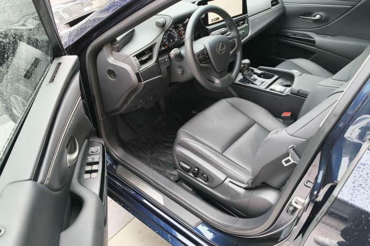 Used Lexus ES 2022 300h Excellence Edition Driver Seat