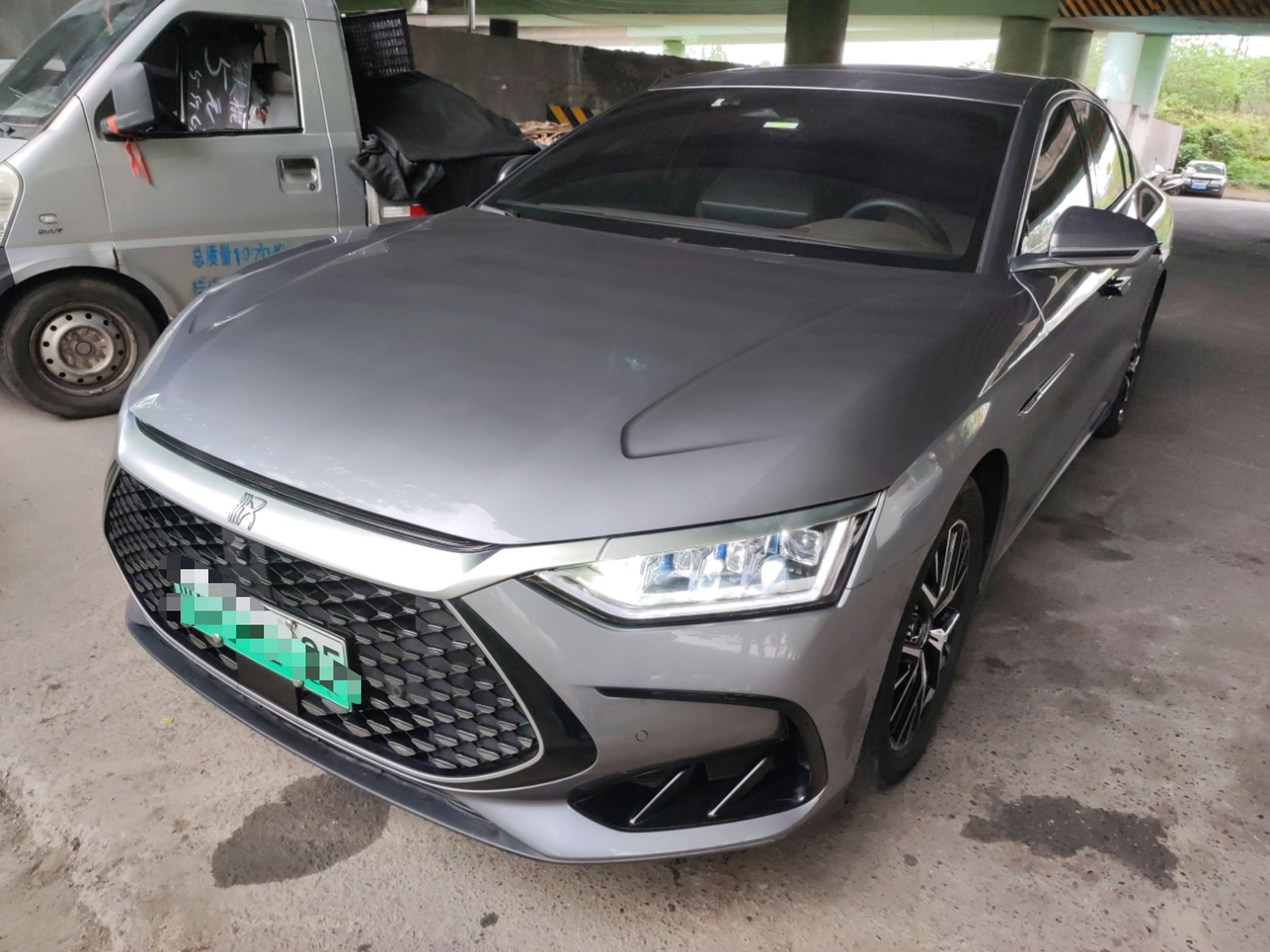 تحت مقدمة السيارة