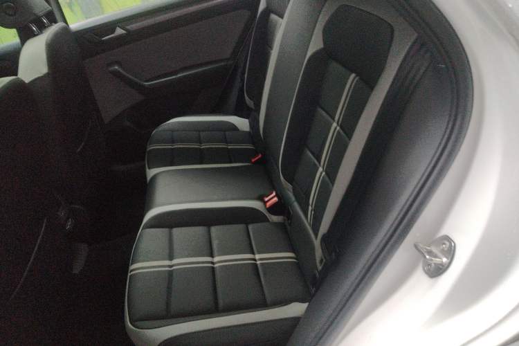 Used Volkswagen T-ROC 2023 300TSI DSG Two-Wheel-Drive Chen Guang Edition Left Rear Seat