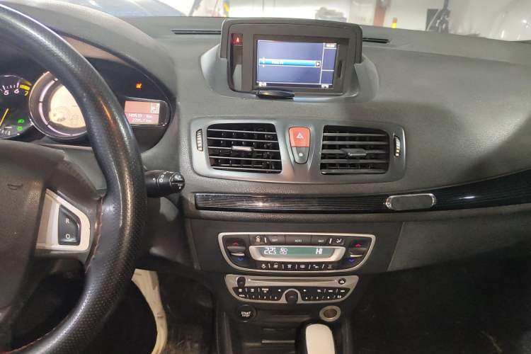 Used Renault Megane 2011 CC 2.0 Fashion Navigation Edition Audio And AC Panel