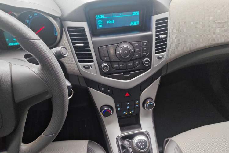 Used Chevrolet Cruze 2013 1.6L SE MT Audio And AC Panel