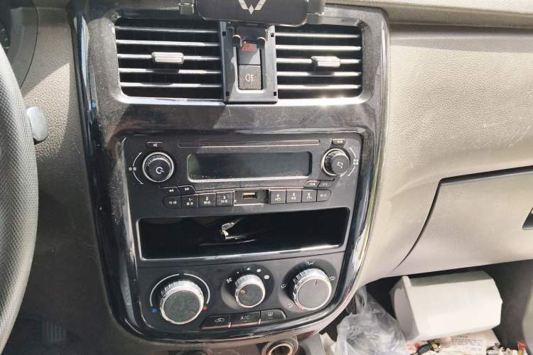 Used Wuling Rongguang V 2016 1.5L Standard Version
