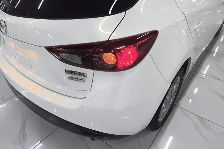 Used Mazda Mazda 3 Axela 2016 Hatchback 1.5L Automatic Luxury Model
