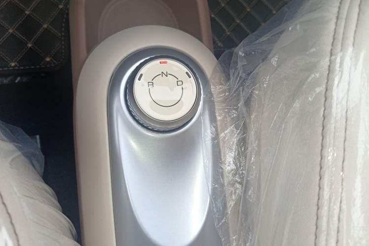 Used Wuling Hongguang MINIEV 2025 Four-Door Version Advanced Edition Gear Lever