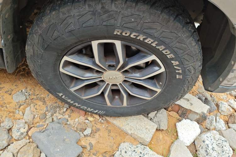 Used JMC Yuhu 7 2020 2.0T Diesel Automatic 2WD Comfort Plus Long Wheelbase China VI Emission Standard JX4D20A6L Right Front Wheel Hub