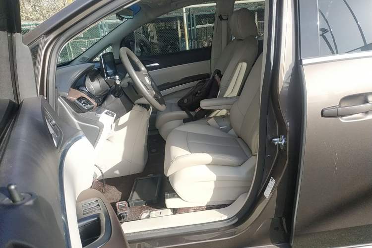 Used Buick GL8 2023 Land Executive Class Comfort Model